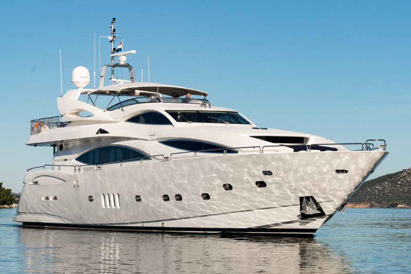motor yacht meaning in english